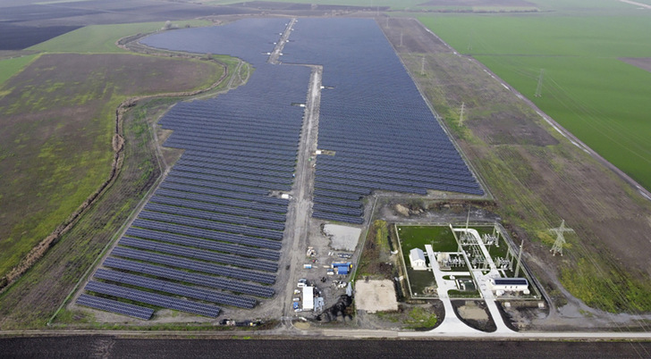 Der Solarpark Gerjen leistet 51 Megawatt. Den Strom speist er über ein eigenes Umspannwerk ins Netz ein. - © Foto: MET Group
