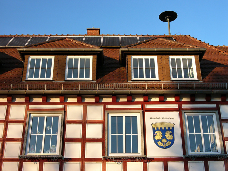 Auch auf denkmalgeschützten Gebäuden ist Photovoltaik machbar.  - © Martin Debus - stock.adobe.com
