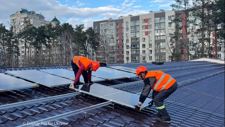 Die Solaranlage auf dem Dach der Schule soll diese unabhängiger von der externen Energieversorgung machen. - © Energy Act for Ukraine
