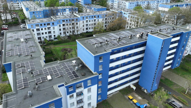 Über 1.100 Mieter:innen in Monheim können in Zukunft Solarstrom vom Dach ihres Mehrfamilienhauses nutzen. - © LEG/Solarwatt
