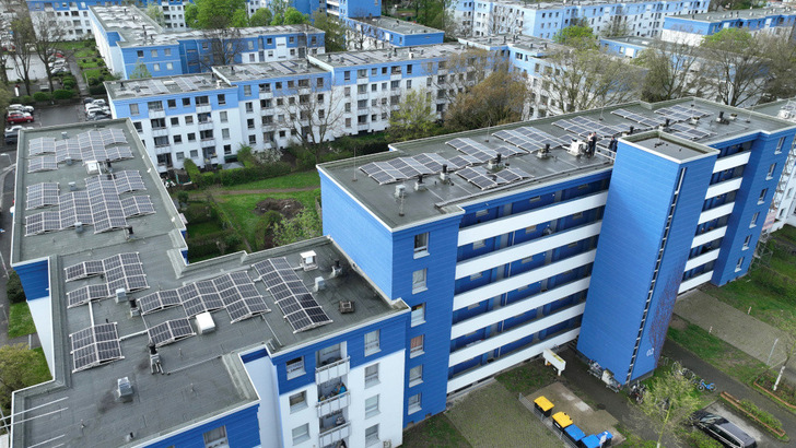  Über 1.100 Mieter:innen in Monheim können in Zukunft Solarstrom vom Dach ihres Mehrfamilienhauses nutzen.