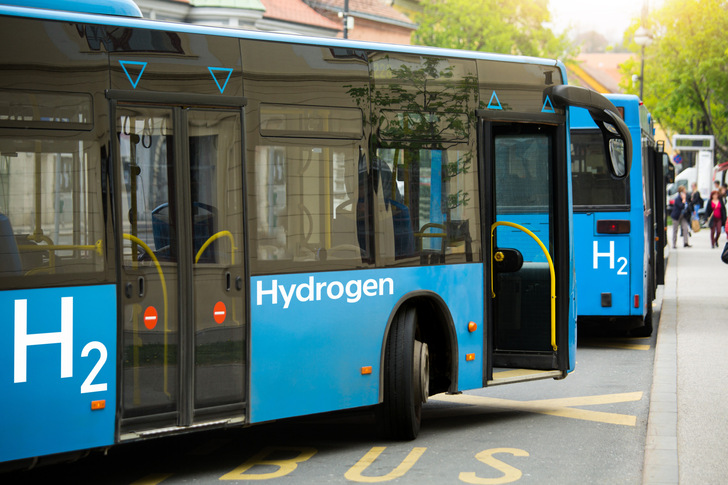 Die H2-Busse nutzen sowohl die Batterie als auch die Brennstoffzelle als Antrieb, was eine größere Reichweite und damit emissionsfreien Busverkehr auch auf längeren und hügeligen Streckenabschnitten ermöglicht.  - © scharfsinn86 - stock.adobe.com
