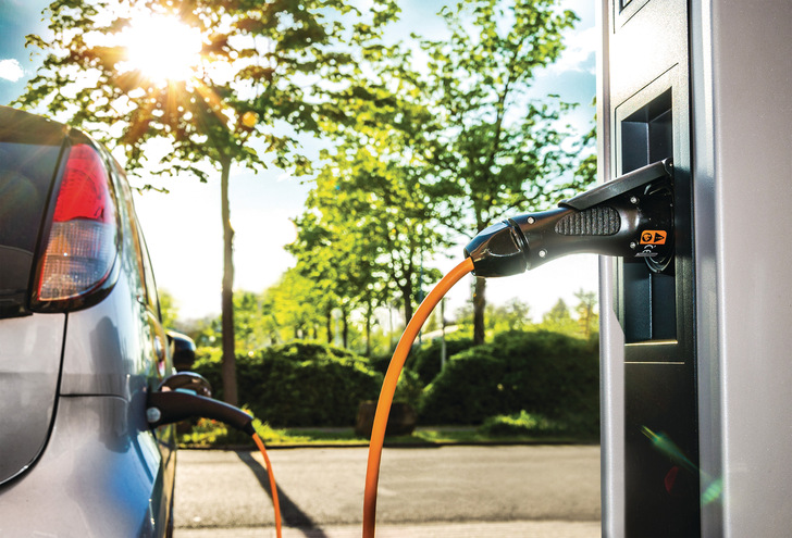 Der smarte und kompakte Energiespeicher mit flexibel erweiterbarem Betriebssystem erlaubt den Kunden, ihr E-Auto kostengünstig zu versorgen. - © Petair/Stock.adobe.com
