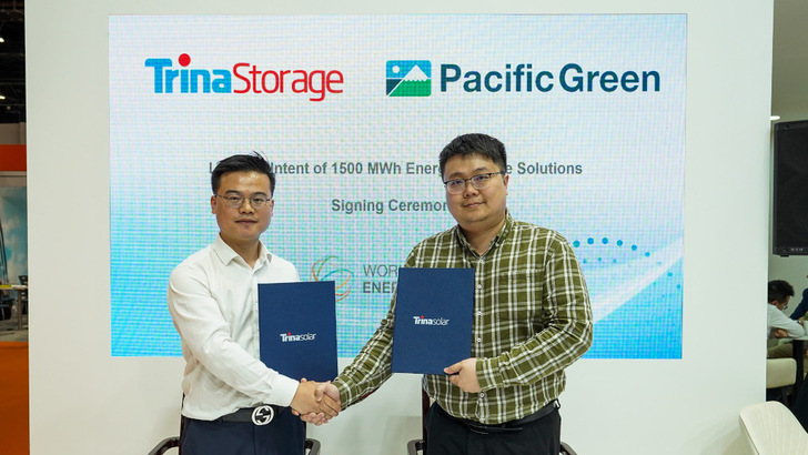 Jack Chen von Trina Storage und Du Yangfan von Pacific Green haben die Vereinbarung auf dem World Future Energy Summit in Abu Dhabi unterzeichnet.