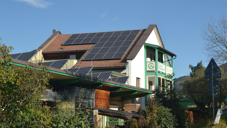 Mit der neuen Funktion des Stromwallets können die Eigenheimbesitzer:innen nicht nur ihren eigenen Solarstrom verbrauchen, sondern auch Reststrom zu günstigen Preisen beziehen. - © Velka Botička
