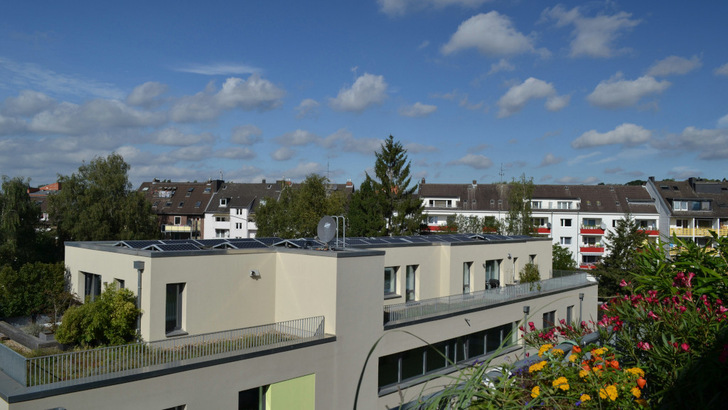 In Zukunft wird der gemeinschaftliche Betrieb einer Solaranlage auf dem Dach eines Mehrfamilienhauses möglich. - © Velka Botička
