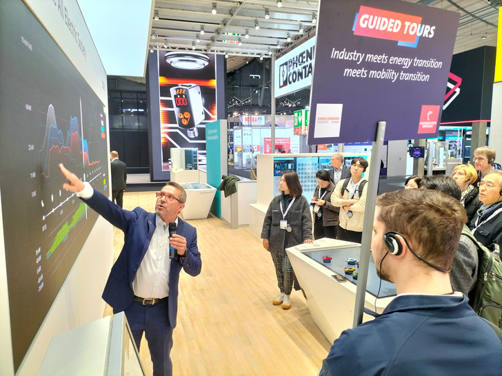  Hannover-Messe 2024, Guided Tour Industry meets Energy Transition meets Mobility Transition, am Stand von Phoenix Contact