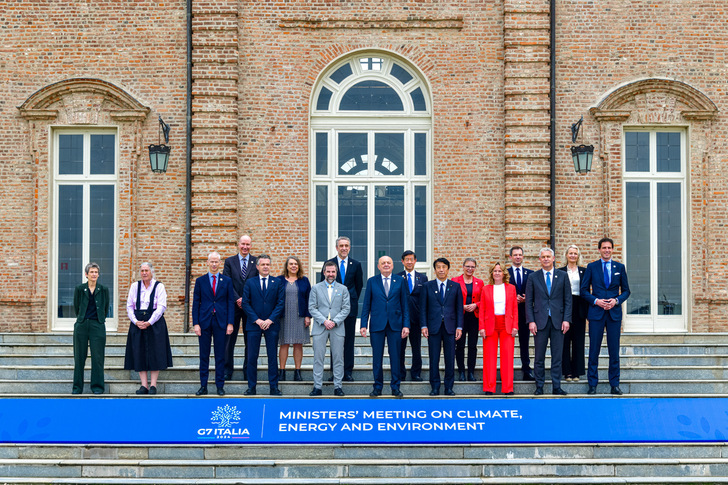  29.-30.4.2024, G7-Treffen der Umwelt-, Klimaschutz- und Energieminister in Turin: mit dem Umwelt- und Energiesicherheitsminister Italiens, Gilberto Pichetto Fratin (Mitte, vorne) als Vertreter des Gastgeberlandes Italien sowie mit (jeweils in Rot) Bundesumweltministerin Steffi Lemke (vorne) und der Staatssekretärin im Bundeswirtschaftsministerium, Anja Haiduk (hinten)