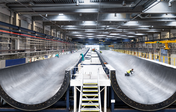  Vestas Wind Systems: Fachkräfte prüfen die Legeformen für Rotorblätter der 15-Megawatt-Turbine V236 im dänischen Werk Nakskov.