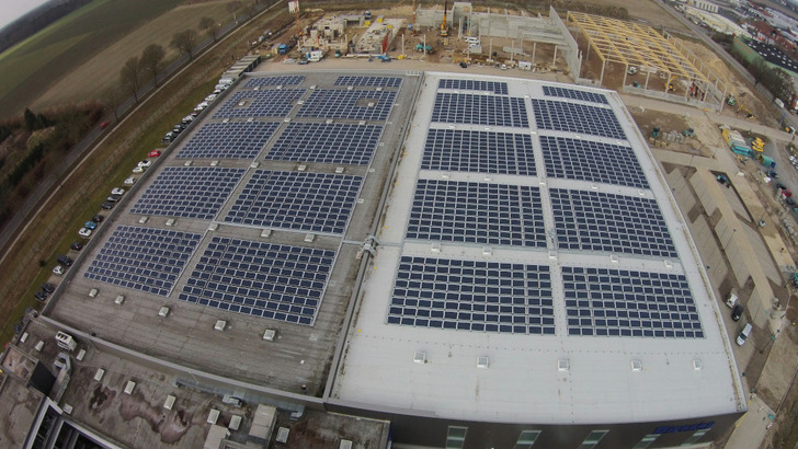 Gewerbedächer werden auch in Niedersachsen noch viel zu wenig für die Photovoltaik genutzt. - © IBC Solar
