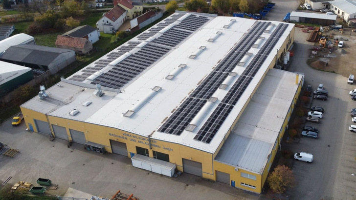  Die Installation der Solaranlage auf dem geneigten Foliendach war nicht ganz einfach.