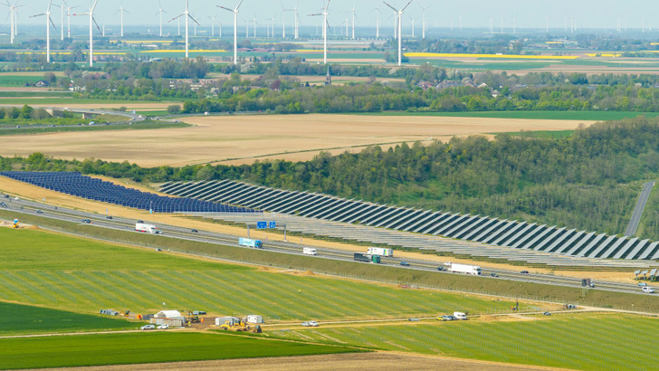  Auf der gegenüberliegenden Seite der Autobahn, entlang derer der neue Solarpark gebaut wird, steht die Agri-PV-Testanlage von RWE.