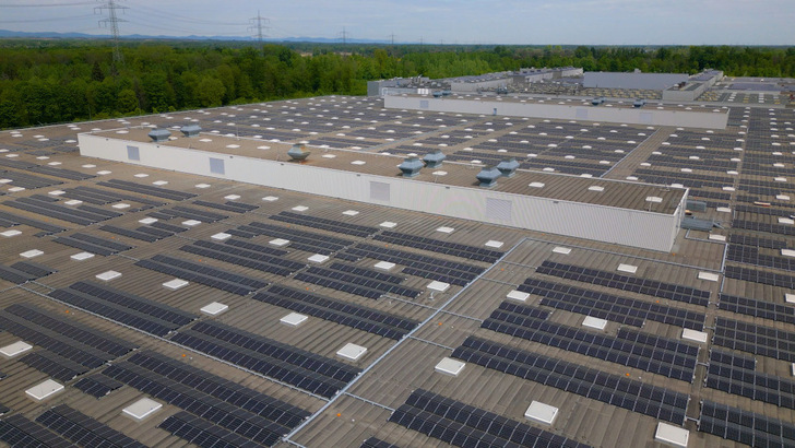  Wie hier in Rastatt baut Sunrock auf weiteren Niederlassungen von Mercedes-Benz Solaranlagen.