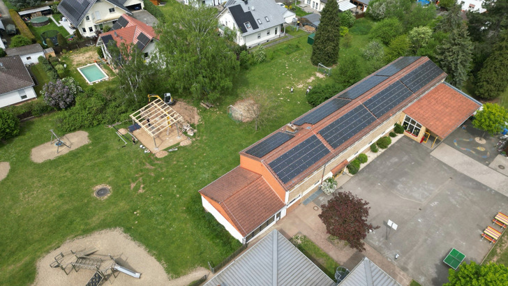  Das "Grüne Klassenzimmer" auf dem Pausenhof der Grundschule in Niederklein wird mit Solarmodulen überdacht.