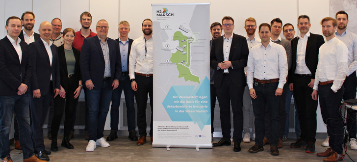  Verabschieden die Machbarkeitsstudie für die Dekarbonisierung der Wesermarsch: Vertreter der Wasserstoffallianz H2 Marsch