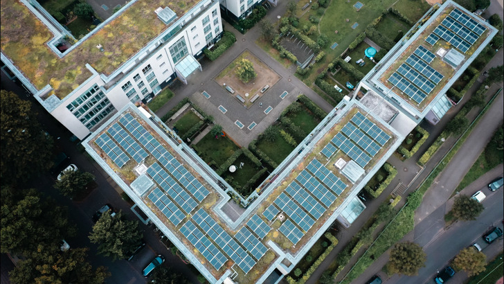  Mit dem Mieterstrom werden auch die Bewohner:innen der Häuser in Hoyerswerda demnächst jede Menge Geld sparen.