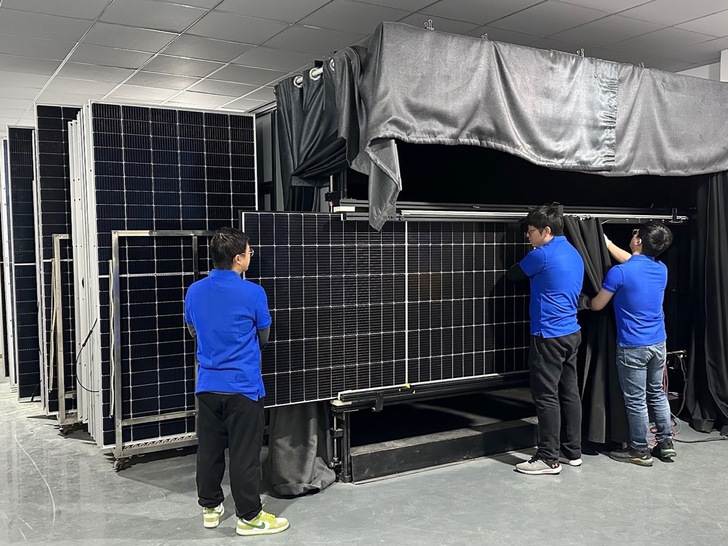  Chinesische Prüfer richten Module im Sonnensimulator ein, um ihre tatsächliche maximale leistung zu bestimmen.