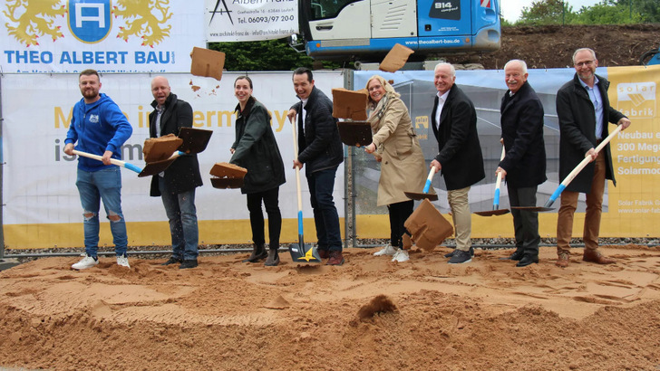  Großer Bahnhof beim Spatenstich. Zusätzlich zu den 100 Gästen konnte Solar-Fabrik-Chef Christian Laibacher (4.v.l.) auch Andrea Lindholz (CSU-Abgeordnete im Bundestag, 5.v.l.), Andreas Zenglein, stellvertretender Landrat des Landkreises Aschaffenburg (7.v.l), und Harald Sauer, 2. Bürgermeister von Hösbach (6.v.l.) begrüßen.
