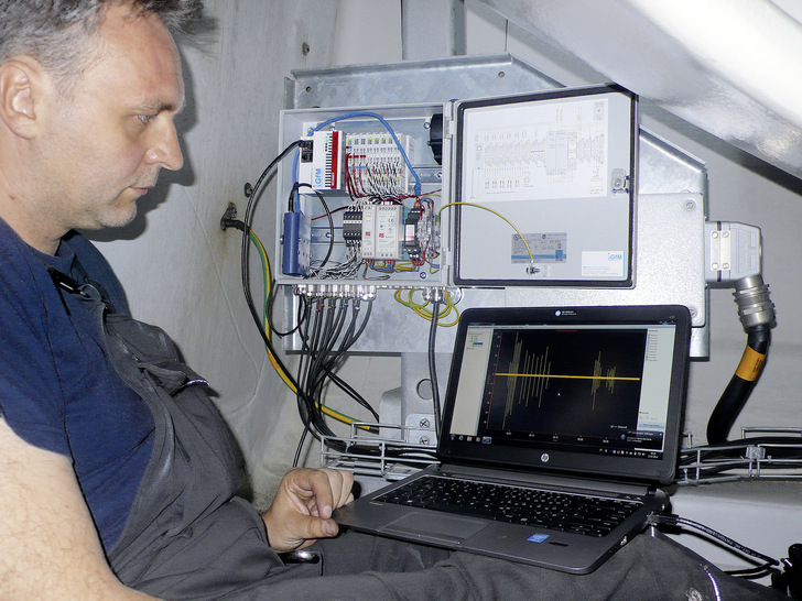 Der Peakanalyzer von der Gesellschaft für Maschinen­diagnose überwacht die Schwingungen des Getriebes einer Windenergieanlage.