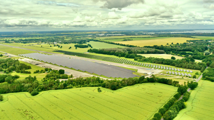  Der Solarpark Lärz/Rechlin steht auf dem Gelände eines Flugplatzes. Das stellt besondere Anforderungen an die Planer.