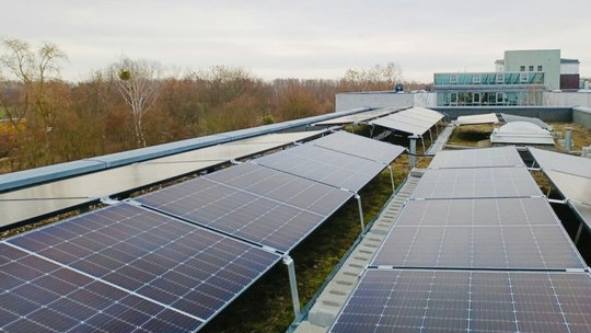  Der Strom aus den Solarmodulen auf dem Dach wird mit einem virtuellen Zählermodell abgerechnet.