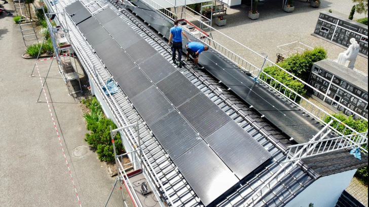  Die Anlage auf dem Dach des Friedhofsgebäudes in Wiesental ist einer der ersten Generatoren, die Wirsol für die Stadt Waghäusel errichtet.