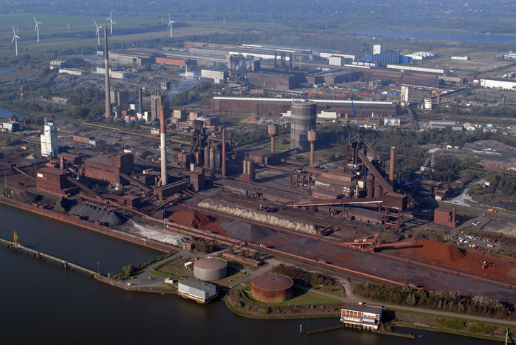 Stahlwerk in Bremen von Arcelor Mittal mit Windstromerzeugung im Hintergrund. Hier soll repowert werden, und neueste Windturbinen sollen wesentllich mehr Strom erzeugen.