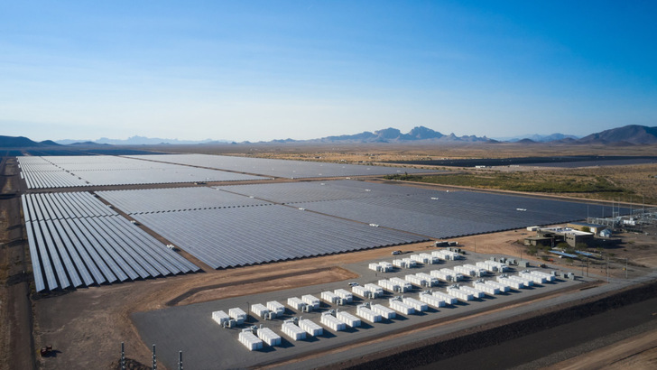 Die Kombination aus Solarpark und Speicher ist perfekt, um den Solarstrom netz- und verbraucherfreundlich einzuspeisen.