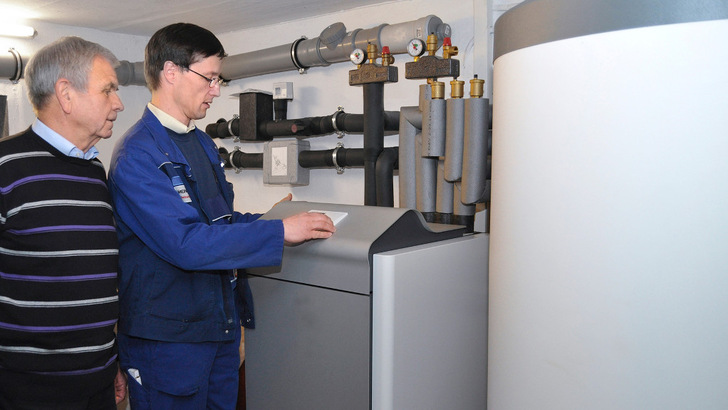 Im Schnitt gingen im ersten Halbjahr jeden Monat 15.000 neue Wärmepumpen in deutschen Heizungskellern in Betrieb.