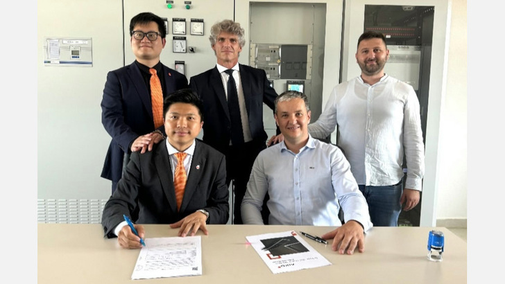 Vertreter von Tibra Pacific und Aiko haben den Liefervertrag über die Module mit einer Gesamtleistung von 58 Megawatt unterzeichnet.