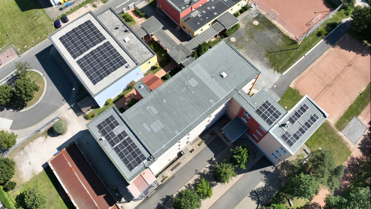 Insgesamt 180 Solarmodule hat die Energiegenossenschaft auf das Schulgebäude in Kodersdorf gebaut.