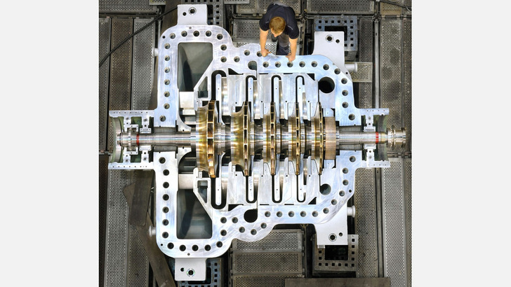 Der riesige Kompressor der Wärmepumpe erhitzt oder kühlt in fünf Stufen.