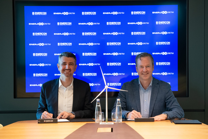 Augsut 2024: İhsan Erbil Bayçöl (CEO Enerjisa Üretim, links) und Enercon-CCO Uli Schulze Südhoff bei der Vertragsunterschrift für die Lieferung der ersten Enercon-Anlage E-175 EP5 mit 6,0 Megawatt in die Türkei