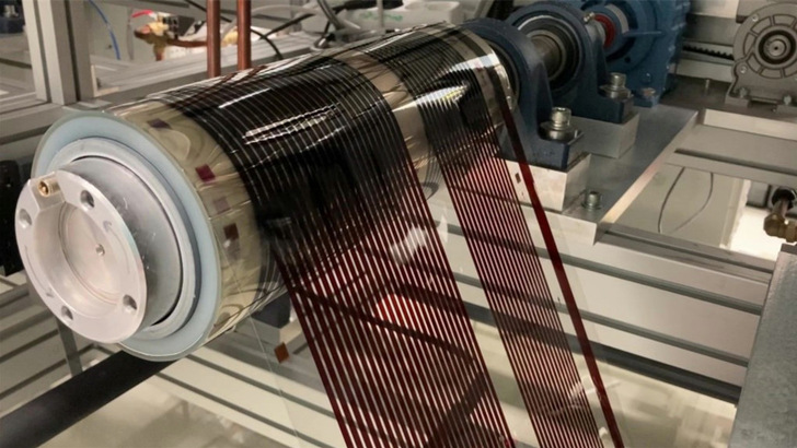 Die Experten des Technologischen Forschungsinstitut VTT in Finnland haben schon eine Pilotanlage für die Rolle-zu-Rolle-Verarbeitung von flexiblen Perowskit-Solarzellen aufgebaut.