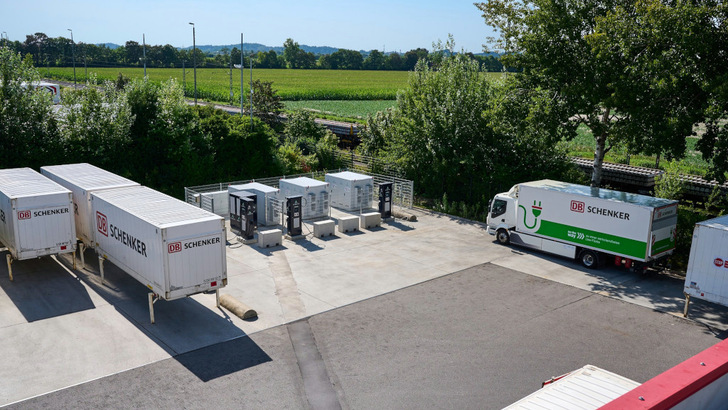 DB Schenker hat mit dem Umstieg auf Elektro-Lkw schon begonnen. Jetzt investiert das Unternehmen in die Ladeinfrastruktur mit Solaranlage.