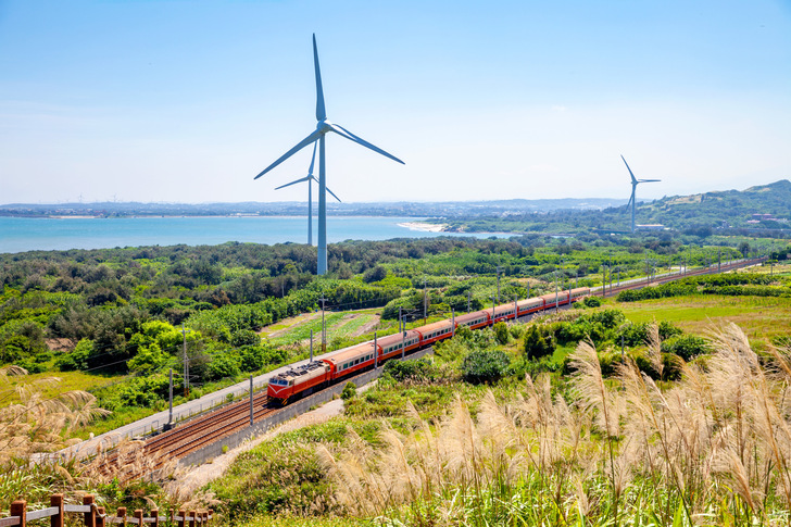 Eisenbahn-Küstenstrecke mit Windturbinen in Miaoli, Taiwan