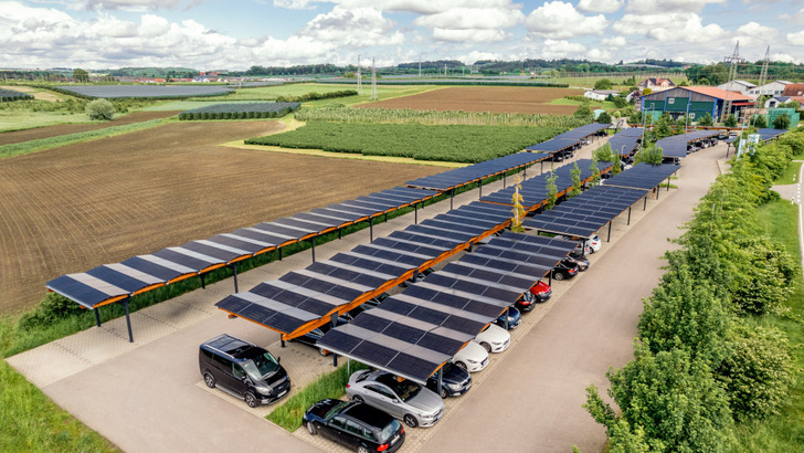 Von solaren Parkplatzüberdachungen profitieren nicht nur die Unternehmen, sondern auch die Mitarbeiter:innen.