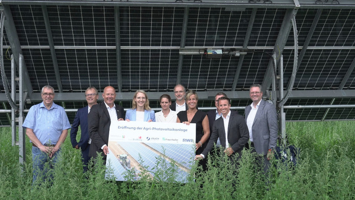 Zur feierlichen Eröffnung ist auch Mona Neubauer, Wirtschaftsministerin von NRW gekommen (v.v.r.). Außerdem waren Jürgen Frantzen, Bürgermeister der Landgemeinde Titz, Michael Eyll-Vetter, Leiter der Sparte Entwicklung Braunkohle bei RWE Power, Fank Rock, Landrat des Rhein-Erft-Kreises, Katja Wünschel, CEO RWE Renewables Europe & Australia, Anna Heimsath vom Fraunhofer ISE, Ulrich Schurr vom Forschungszentrum Jülich, Sascha Solbach, Bürgermeister Stadt Bedburg, Christian Mildenberger, Geschäftsführer NRW Enrergy4Climate und Bodo Middeldorf von der Zukunftsagentur Rheinisches Revier (v.l.n.r.) anwensend.