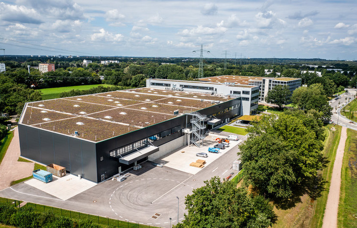 Mit der automatisierten Fertigung im „Gigahub“ können bis zu 75 Prozent der derzeitigen Herstellungszeit eingespart werden.