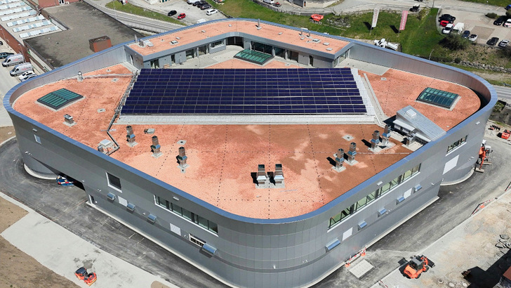 Die PVT-Anlage auf dem Dach von Carrosserie Pfister ist ein weiterer Schritt des Unternehmens hin zur Klimaneutralität.