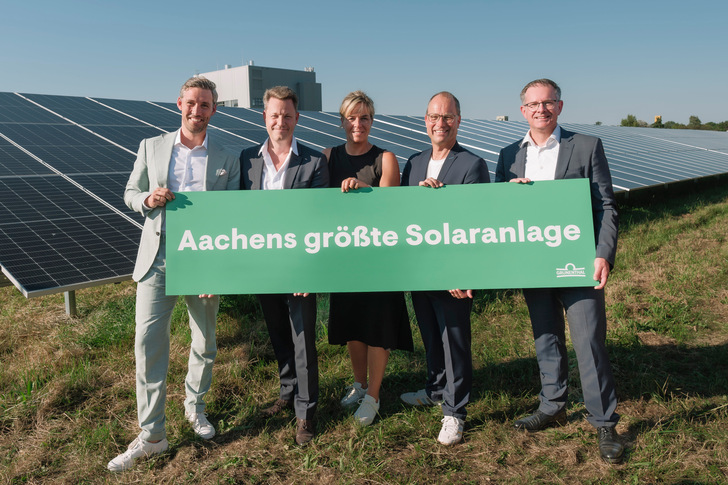 Dave Gebauer, Geschäftsführer Solarimo GmbH, Gabriel Baertschi, CEO Grünenthal, Mona Neubaur, stellvertretende Ministerpräsidentin des Landes Nordrhein-Westfalen, Christoph Hausser, Standortleiter Grünenthal Deutschland, und Niklas Wiegand, Geschäftsführer Engie Deutschland GmbH (v. l. n. r.), bei der Einweihung Aachens größter Solaranlage.