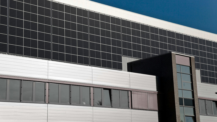 Erfahren Sie im Webinar, wie Sie Solaranlagen an Trapezblechfassaden montieren.