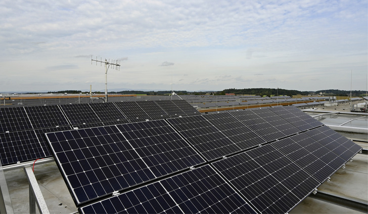 Das Solarpaket enthält jede Menge Verbesserungen für gewerbliche Anlagen. Nicht konsequent ist allerdings, dass die Pflicht zur Teilnahme an Ausschreibungen bereits bei 750 Kilowatt beginnt.