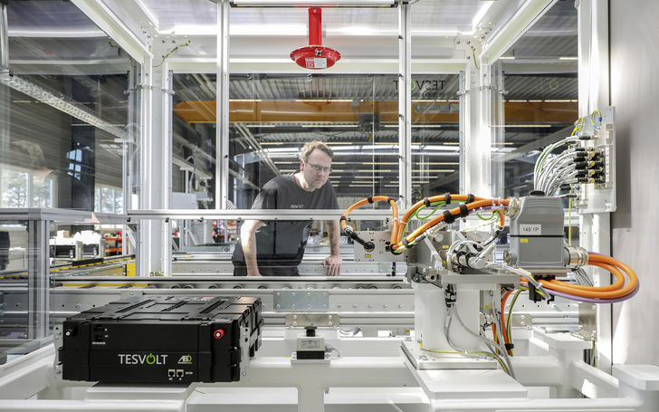 Qualitätskontrolle bei Tesvolt in der Produktion