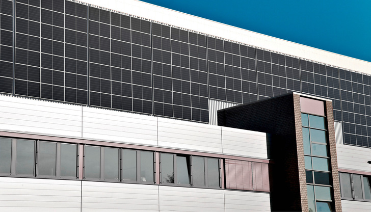 Industriefassaden sind perfekt für die Integration von Solarmodulen. Denn die Fläche ist oft so groß, wie der ­Strombedarf der Unternehmen.