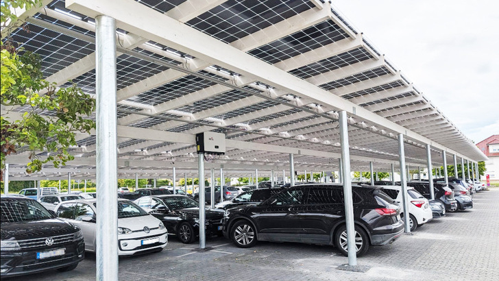 Die Kombination aus semitransparenten Solarmodulen und weißen Holzbalken sorgen für eine hochwertige Ästhetik.