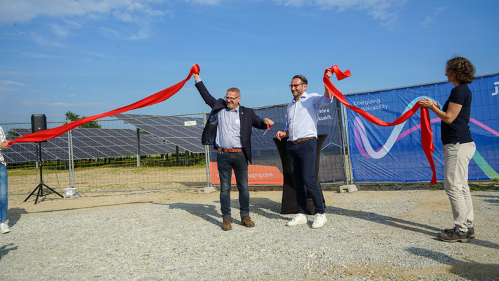 Carsten Bovenschen von Juwi (re.) und Christof Spies von Spies Packaging (li.) haben den neuen Solarpark in Betrieb genommen.