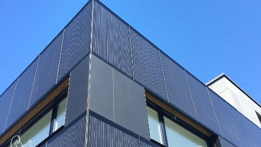 Solarfassaden sollen in der Schweiz ab Mitte des kommenden Jahres genehmigungsfrei gebaut werden können.