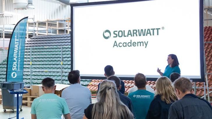 Die Teilnehmer:innen werden nicht nur in der Theorie geschult. An den Dächern im Hintergrund können sie das Gelernte auch gleich üben.