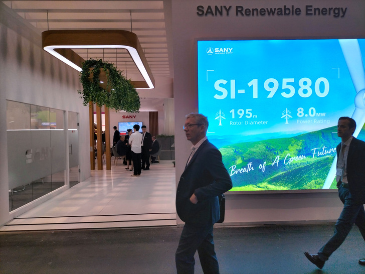 Stand des chinesischen Windturbinenbauers Sany, der hier sein neuestes Windenergie-an-Land-Modell mit acht Megawatt Nennleistung ankündigt. Der Prototyp steht noch nicht. Er soll entweder noch 2025 oder 2026 entstehen.